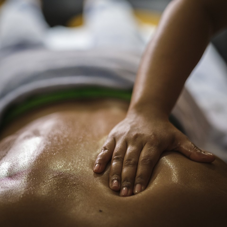 Massatge-descontracturant_dolor-cervical-dolor-lumbar-tendinitis-massatges-vilanova-i-la-geltru